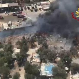 Bari, vasto incendio al campo rom: baracche distrutte, 80 evacuati