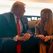G7, Trump: "Meloni mi ha implorato di fare foto con lei, mi ha fatto pena"