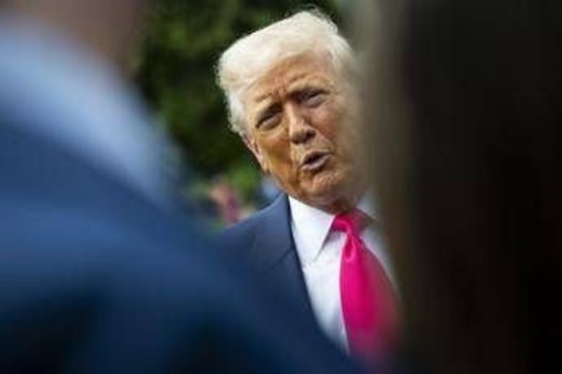 Trump nega di aver donato 'scarabocchio' a Epstein, ma in passato fu assiduo disegnatore
