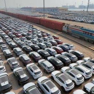 Mobilità, l'auto resta 'regina' degli spostamenti degli italiani ma crescono alternative