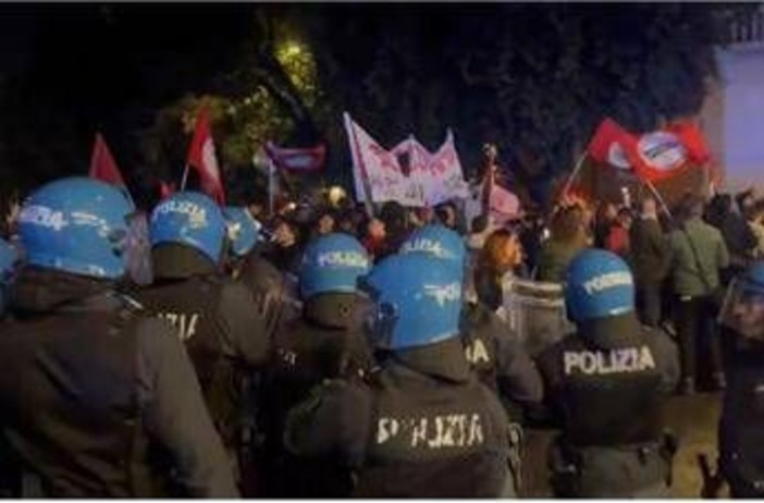 Roma, tensione al corteo Pro Pal: idranti sui manifestanti Roma, tensione al corteo Pro Pal: idranti sui manifestanti