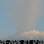Etna, nube eruttiva alta 4 chilometri: voli sospesi fino alle 15 all'aeroporto di Catania Etna, nube eruttiva alta 4 chilometri: voli sospesi fino alle 15 all'aeroporto di Catania