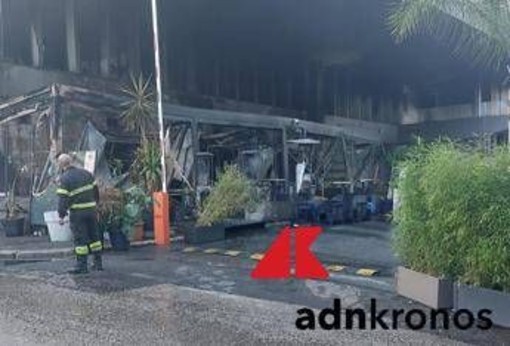 Roma, incendio nella notte a Casal Palocco: in fiamme il Fred 246 Roma, incendio nella notte a Casal Palocco: in fiamme il Fred 246