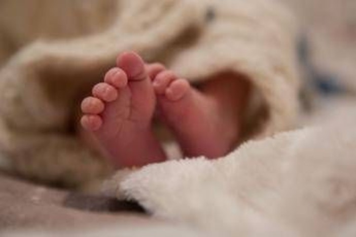 Roma, bimbo 4 mesi trovato privo di sensi dai genitori muore all'arrivo in ospedale