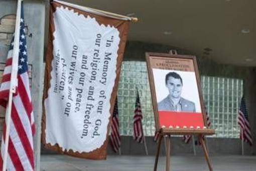 Omicidio Kirk, continua la caccia al killer. Trump: &quot;Giorno buio per l'America&quot;