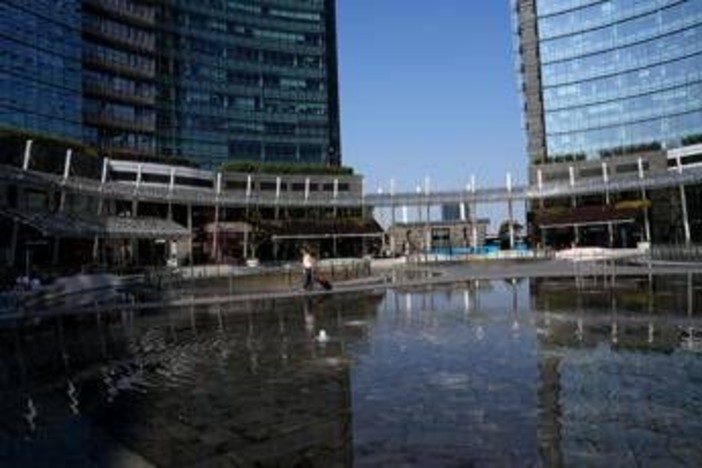 Milano, donna accoltellata in piazza Gae Aulenti