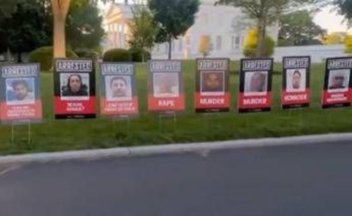 Migranti, l'ultima trovata di Trump: le foto sul prato della Casa Bianca