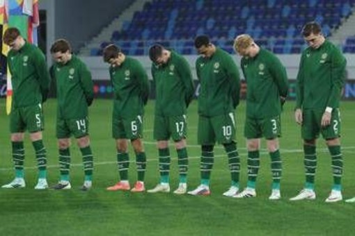 Irlanda protesta, testa bassa durante inno e niente strette di mano. Israele con lutto al braccio: è rissa Irlanda protesta, testa bassa durante inno e niente strette di mano. Israele con lutto al braccio: è rissa