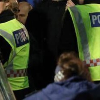 Attacco con coltello in treno, diversi feriti e due arresti nel Regno Unito