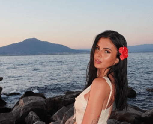 Bufera contro la tiktoker Camilla: finge una disabilità per saltare la fila Bufera contro la tiktoker Camilla: finge una disabilità per saltare la fila