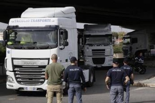 Protesta dei tir, stop ai blocchi in Campania: ripartono i rifornimenti. Il Garante invoca la precettazione Protesta dei tir, stop ai blocchi in Campania: ripartono i rifornimenti. Il Garante invoca la precettazione