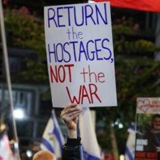 Gaza, 600 giorni di guerra: famiglie ostaggi protestano contro governo a Tel Aviv