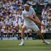 Wimbledon, paura Zverev: cade e resta a terra, lo aiuta... Sinner