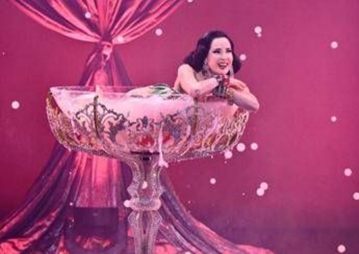 Dita Von Teese: "Il burlesque oggi è potere, non solo seduzione" Dita Von Teese: "Il burlesque oggi è potere, non solo seduzione"