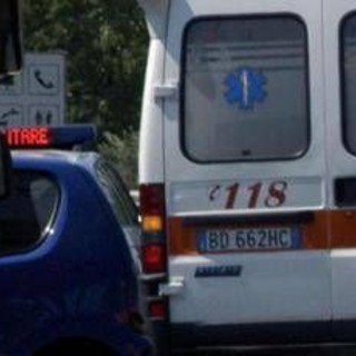 Scende dall'auto in panne sull'autostrada e viene travolto e ucciso