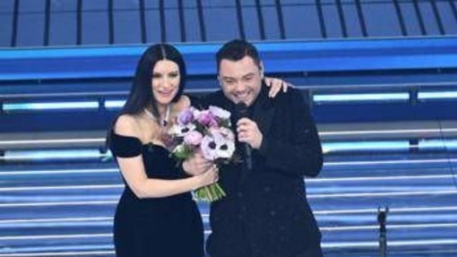 Sanremo, Tiziano Ferro a Laura Pausini: "Il prossimo anno io e te insieme" Sanremo, Tiziano Ferro a Laura Pausini: "Il prossimo anno io e te insieme"