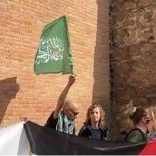 25 aprile, tentano di issare bandiera Hamas a porta San Paolo a Roma