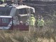 Deraglia treno nell'East Sussex: passeggeri intrappolati, soccorsi al lavoro