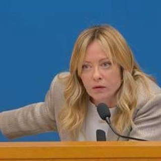 Meloni, domanda sulle tasse: "Quando pensate di farlo?". E lei risponde 'furiosa'