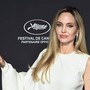 Angelina Jolie compie 50 anni, dal film mancato con gli 883 a icona mondiale