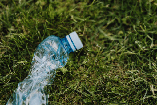 Comprano un terreno e costruiscono una casa... fatta di plastica Comprano un terreno e costruiscono una casa... fatta di plastica