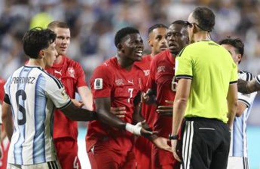 Argentina-Svizzera 3-1, caos e polemiche per l'espulsione di Embolo: perché il Var è intervenuto Argentina-Svizzera 3-1, caos e polemiche per l'espulsione di Embolo: perché il Var è intervenuto