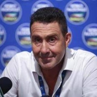 Vannacci: "Donna con la gonna corta o lunga? La preferisco senza" Vannacci: "Donna con la gonna corta o lunga? La preferisco senza"