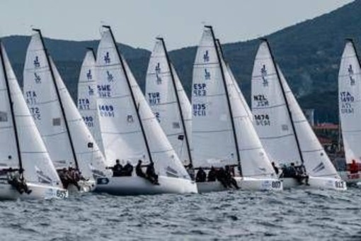 Svi 2026, le prime imbarcazioni doppiano lo scoglio di Capri e tornano verso Livorno