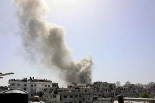 Gaza, raid israeliani sulla Striscia: &quot;33 morti, la metà bambini&quot;