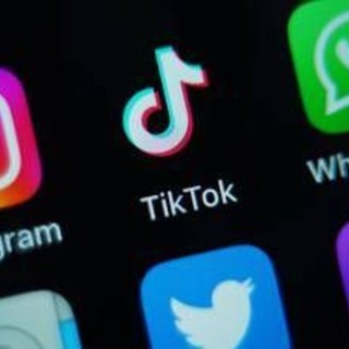 TikTok, Francia verso il bando per i minori: &quot;È tossico e crea dipendenza&quot;
