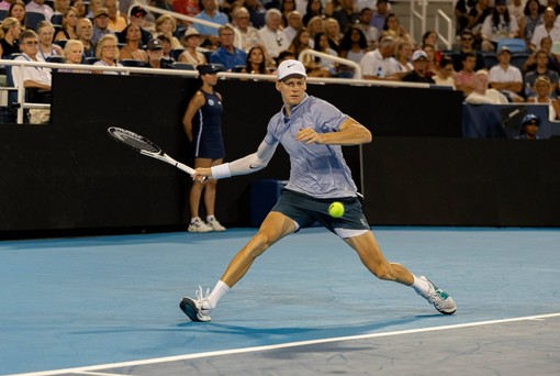 Buona la prima a Doha di Sinner, battuto Machac in due set