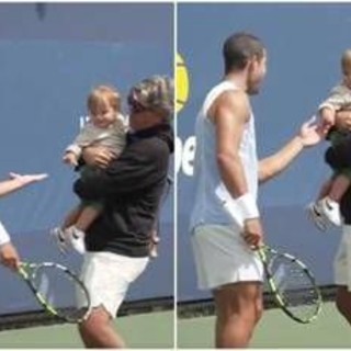 Us Open, Alcaraz stringe la mano a... baby Musetti
