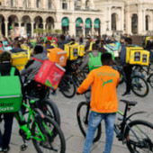 Milano ferma i rider nelle ore roventi: "Ma noi restiamo senza reddito" Milano ferma i rider nelle ore roventi: "Ma noi restiamo senza reddito"