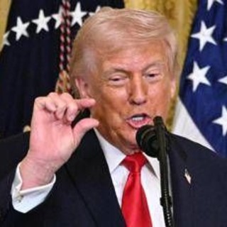 Iran, Trump manda i Marines: "Le petroliere superino Hormuz". Italia smentisce dialogo con Teheran