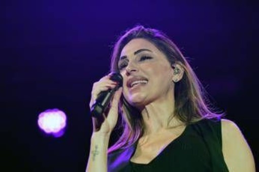 Anna Tatangelo, tour rimandato: "Non è una decisione facile, ho bisogno di tempo"