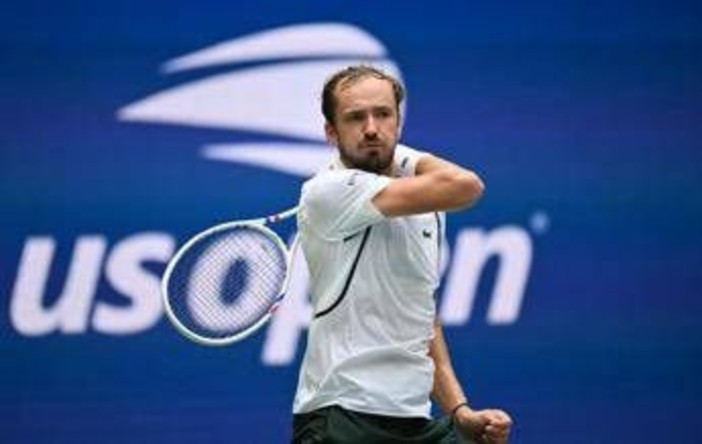 Due uccelli sulla rete e arbitro annulla il punto: furia Medvedev a US Open Due uccelli sulla rete e arbitro annulla il punto: furia Medvedev a US Open