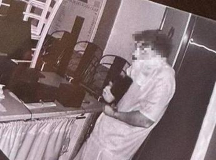 Furto notturno in una pizzeria, il proprietario condivide sui social la foto del ladro Furto notturno in una pizzeria, il proprietario condivide sui social la foto del ladro