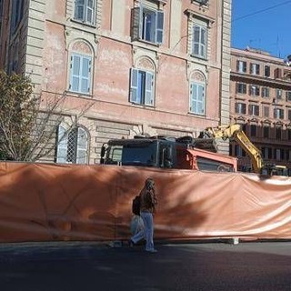 Parcheggio piazza Capponi, residenti: "Ennesimo scavo inutile e i nostri palazzi tremano"