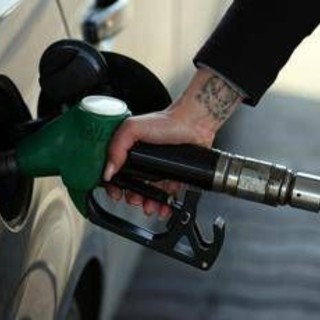 Tabarelli: "Senza stop alla guerra, carburanti a 2,5 euro al litro e boom bollette gas" Tabarelli: "Senza stop alla guerra, carburanti a 2,5 euro al litro e boom bollette gas"