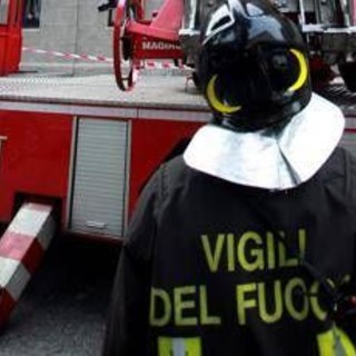 Bari, incendio in centro logistico. Fiamme alte fino a 10 metri Bari, incendio in centro logistico. Fiamme alte fino a 10 metri