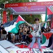 Vuelta, i proPal invadono la Gran Via di Madrid: ciclisti fermi