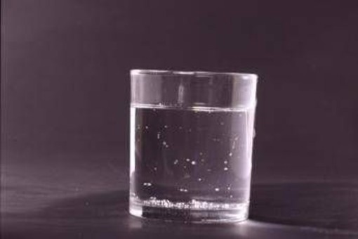 Monza, al bar chiede acqua ma gli servono soda caustica: cliente in ospedale