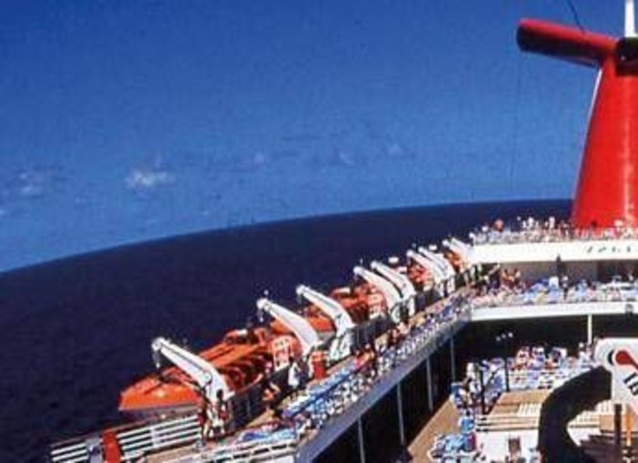 Usa, padre di tre figli si getta dalla nave da crociera: stava festeggiando l'anniversario di nozze