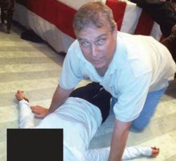 Epstein, i nuovi file: la foto che imbarazza l'ex principe Andrea