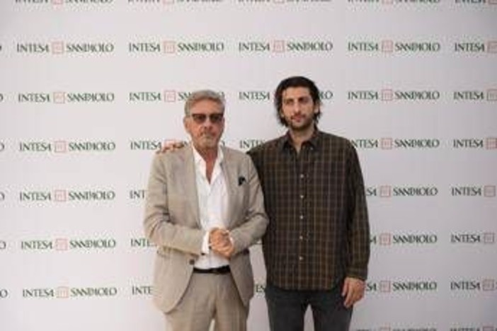 Intesa Sp, Sergio e Pietro Castellitto firmano la nuova campagna istituzionale 'A mano a mano' Intesa Sp, Sergio e Pietro Castellitto firmano la nuova campagna istituzionale 'A mano a mano'