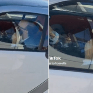 Al volante senza cintura e al telefono, bufera social su Roberto Benigni