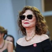 Mostra di Venezia, Susan Sarandon sul tappeto rosso con la spilletta 'cessate il fuoco a Gaza'