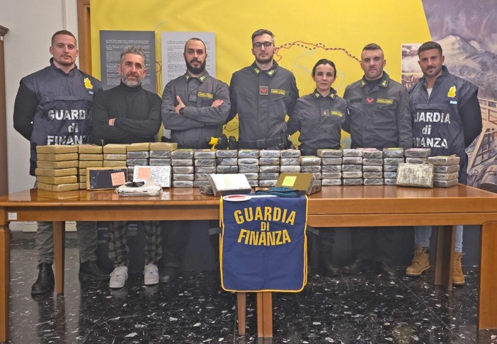 Sequestrati 110 kg di cocaina in un autoarticolato a Gorizia Sequestrati 110 kg di cocaina in un autoarticolato a Gorizia