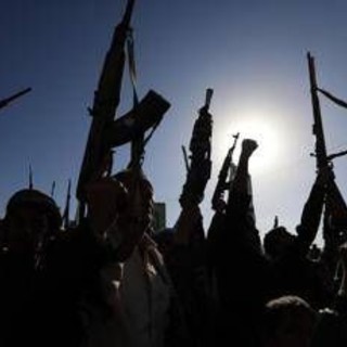 Yemen, Houthi: "Colpita la più grande raffineria dell'Arabia Saudita". Esplosioni a Riad