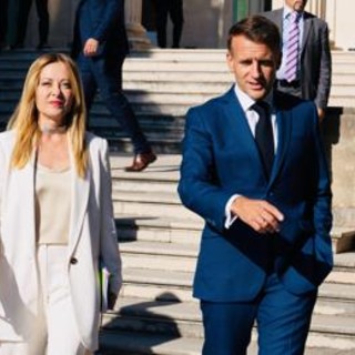 Meloni ritrova Macron, si scioglie il 'gelo' sotto il sole di Antibes: "Iniziativa in Libano"
